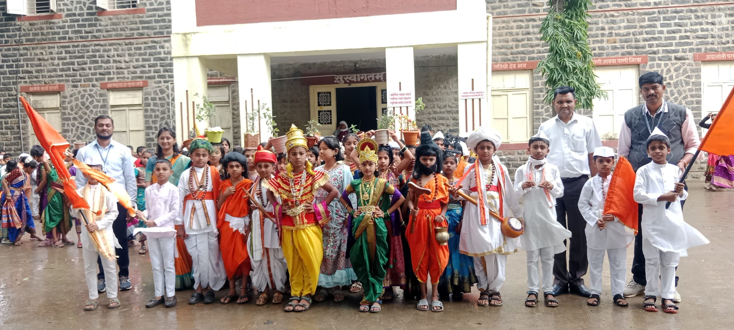 वारकरी पोशाखातील विद्यार्थी